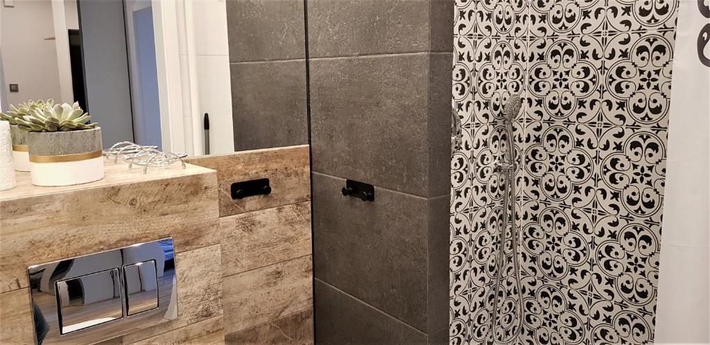 Kúpeľňa v ubytovaní APARTAMENT CENTRUM PARK ul WASZYNGTONA