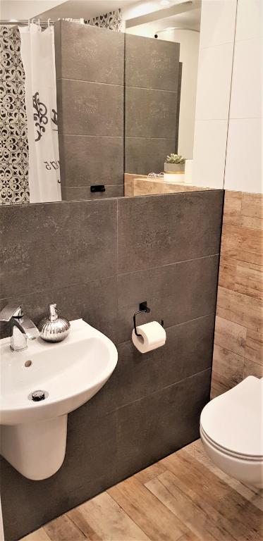 Kúpeľňa v ubytovaní APARTAMENT CENTRUM PARK ul WASZYNGTONA