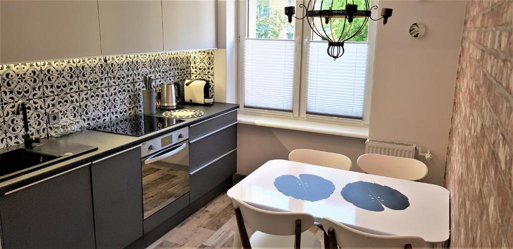 Kuchyňa alebo kuchynka v ubytovaní APARTAMENT CENTRUM PARK ul WASZYNGTONA