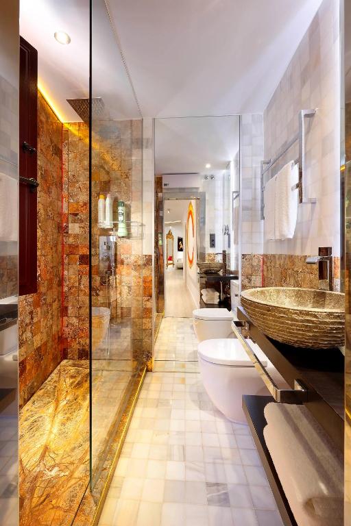 A bathroom at Art Chapiz Apartments