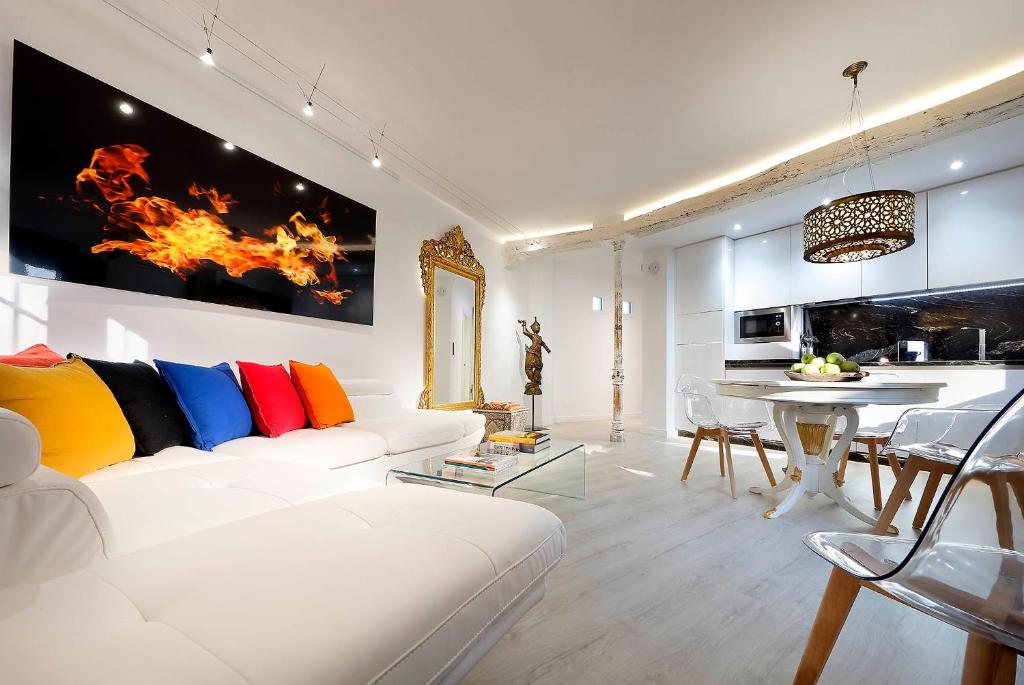 A kitchen or kitchenette at Art Chapiz Apartments