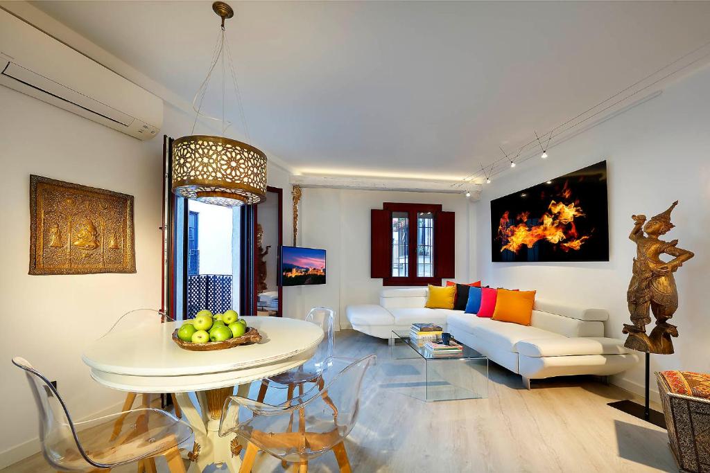 A seating area at Art Chapiz Apartments