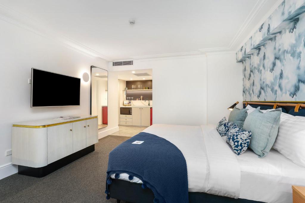 TV a/nebo společenská místnost v ubytování Coogee Bay Boutique Hotel