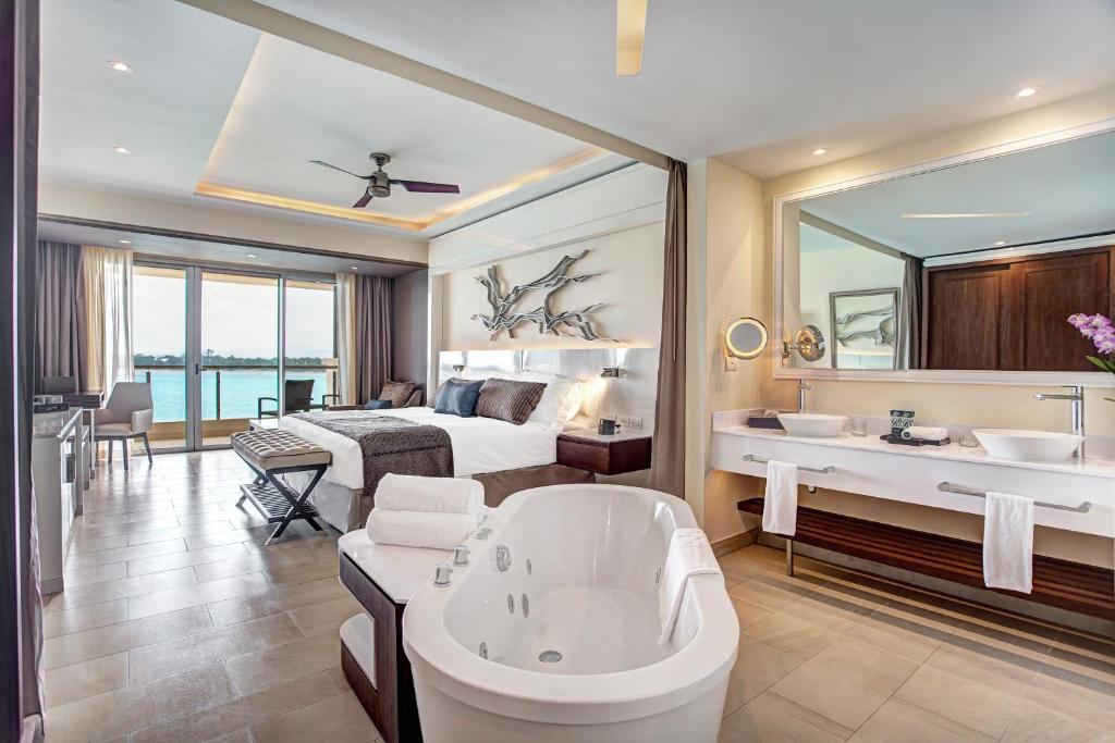 Posezení v ubytování Royalton Negril, An Autograph Collection All-Inclusive Resort