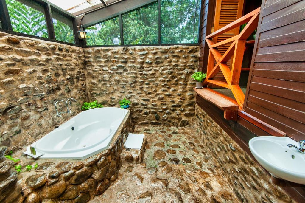 Koupelna v ubytování Sutera Sanctuary Lodges At Poring Hot Springs
