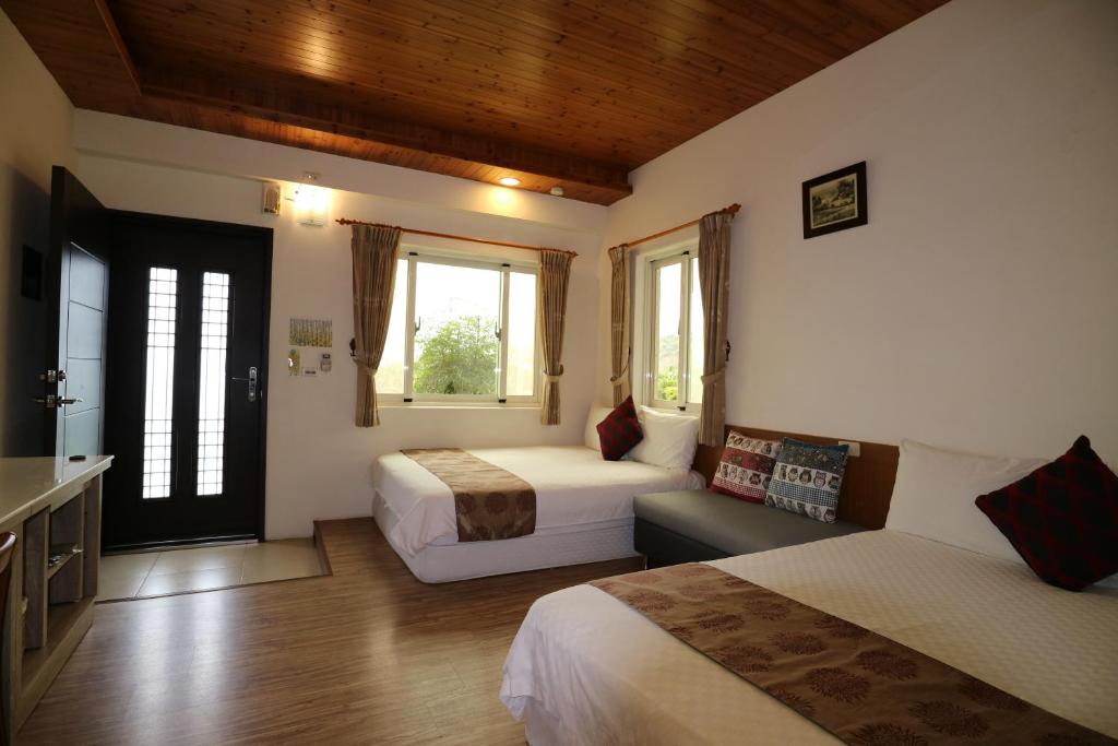 a hotel room with two beds and a kitchen at Countryside B&amp;B in Ruisui