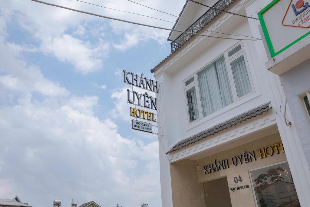 Khanh Uyen 1 Hotel的证书、奖牌、标识或其他文件