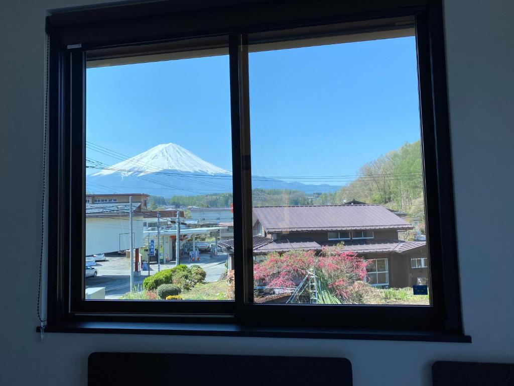 una ventana con vistas a una montaña en Holiday home Furinkazan 風林火山, en Fujikawaguchiko