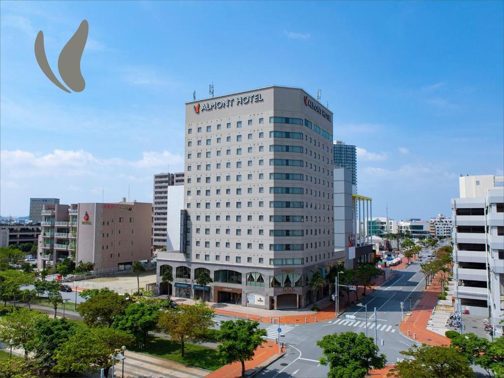 那覇市にあるアルモントホテル那覇おもろまちの都心の白い高い建物