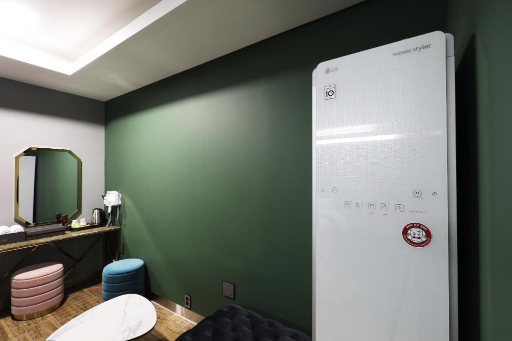 El Tower Hotel - Suite With City View