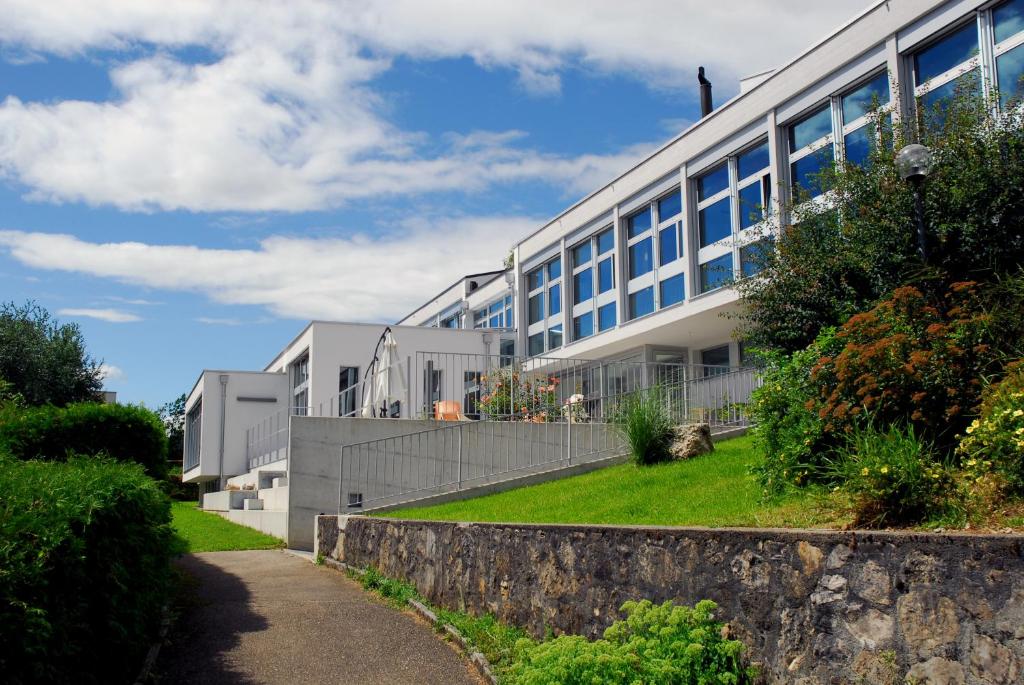 una vista exterior de un edificio con un camino en Hôtel Centre Saint-François en Delémont