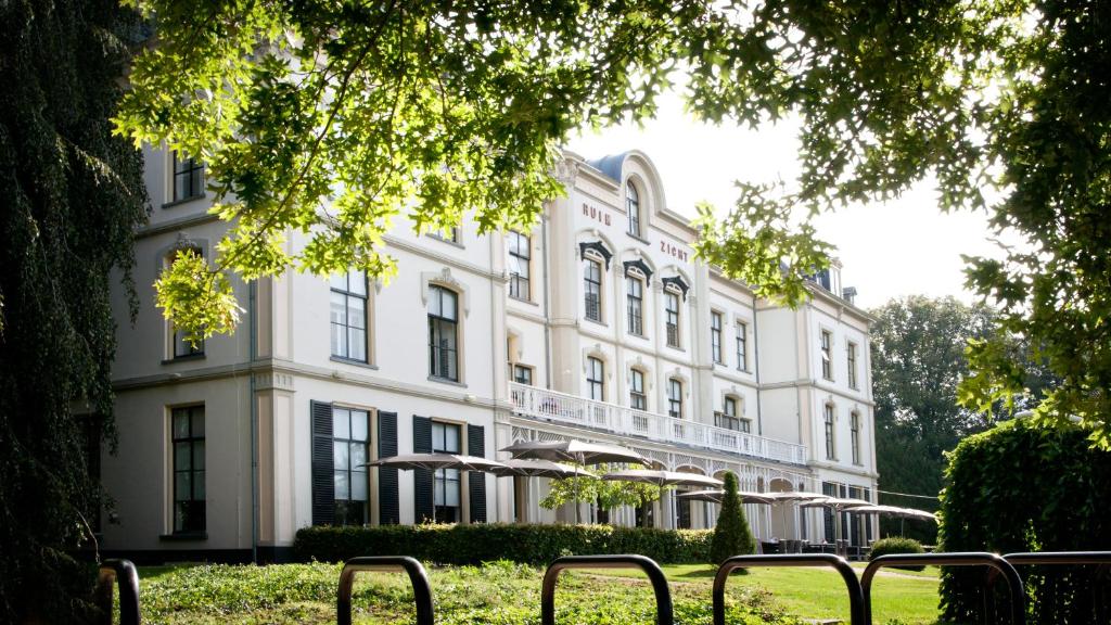 Hotel Villa Ruimzicht tesisinin dışında bir bahçe