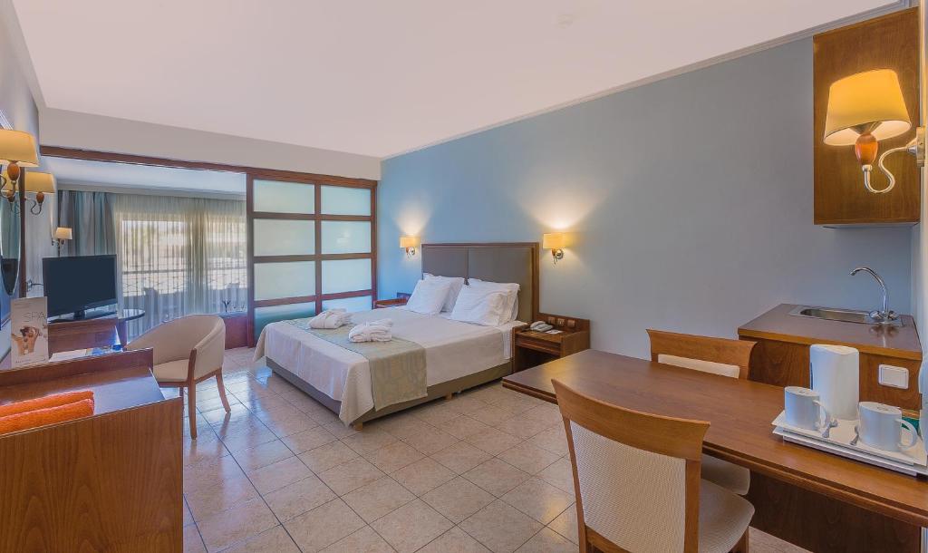 Łóżko lub łóżka w pokoju w obiekcie Kipriotis Maris Suites