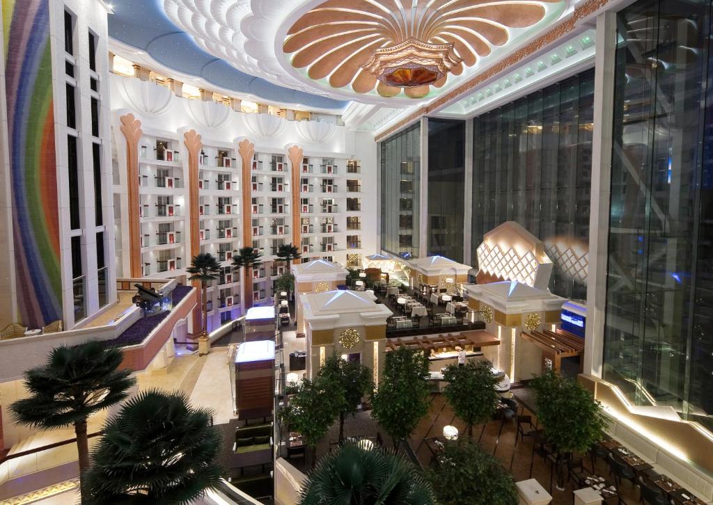 南京市にあるナンジン セントラル ホテルの大きな建物のあるホテルロビーの景色を望めます。