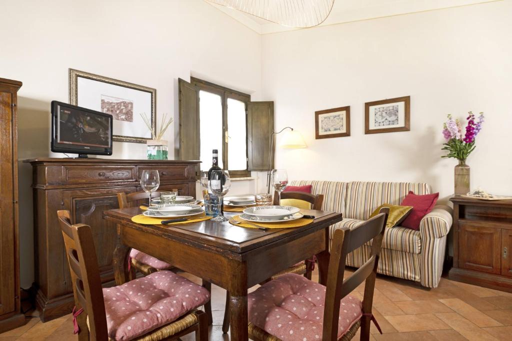 A seating area at Borgo Grondaie