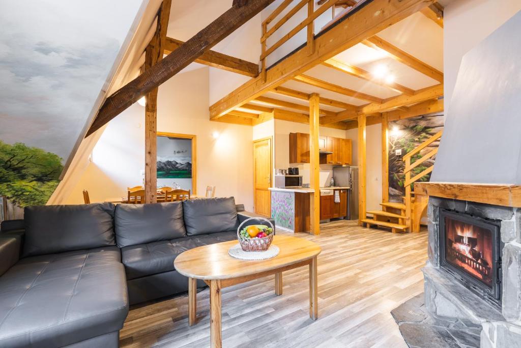 sala de estar con sofá y chimenea en Apartamenty Krupówki 24, en Zakopane