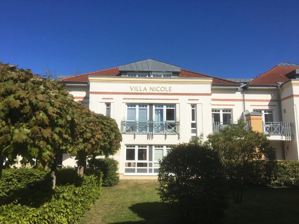 een gebouw met een bord dat villa muziek leest bij FEWO II Villa Nicole Hafenstraße 37 in Zingst