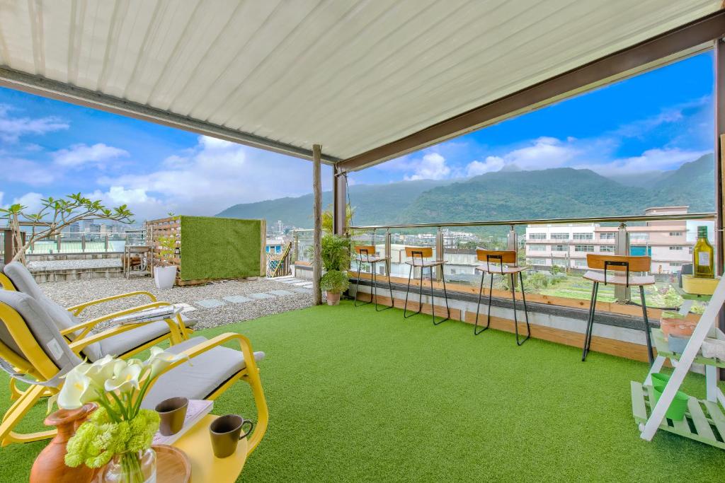 un balcone con sedie e vista sulle montagne di 木Box田妍山色 a Jiaoxi