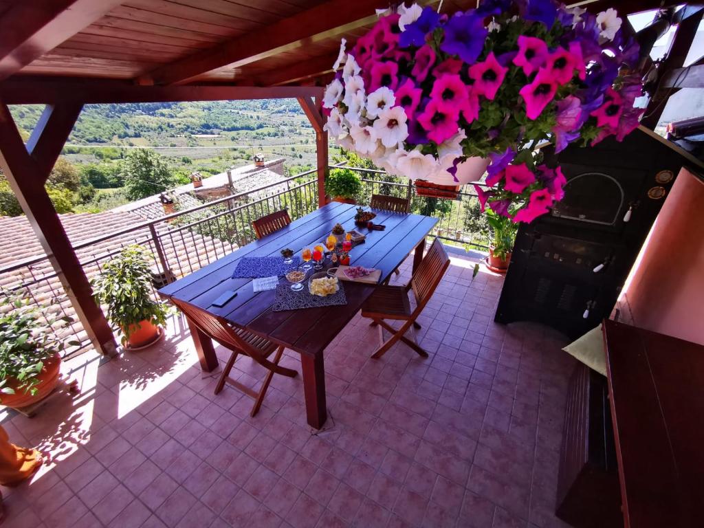 a blue table on a balcony with flowers at La Fenice in Montefiascone