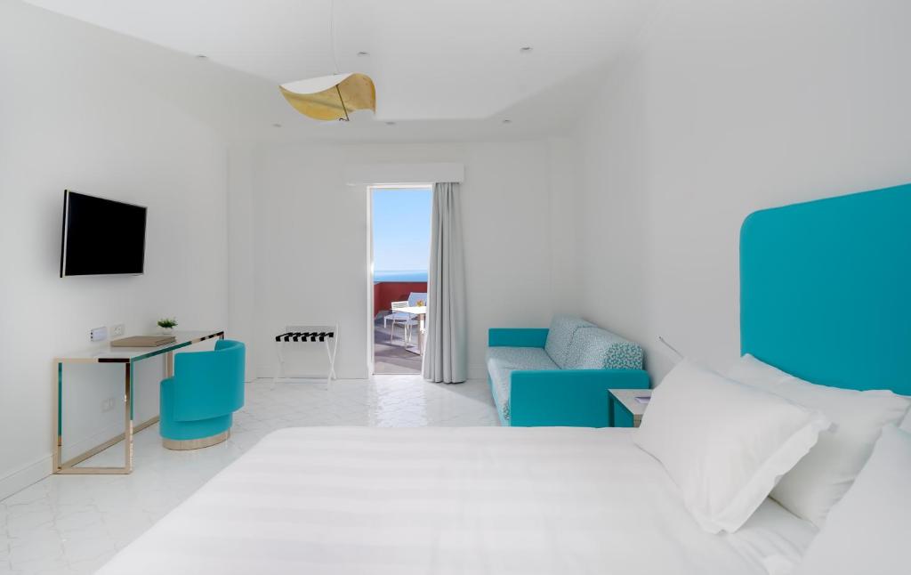 A bed or beds in a room at Hotel Lorelei Londres