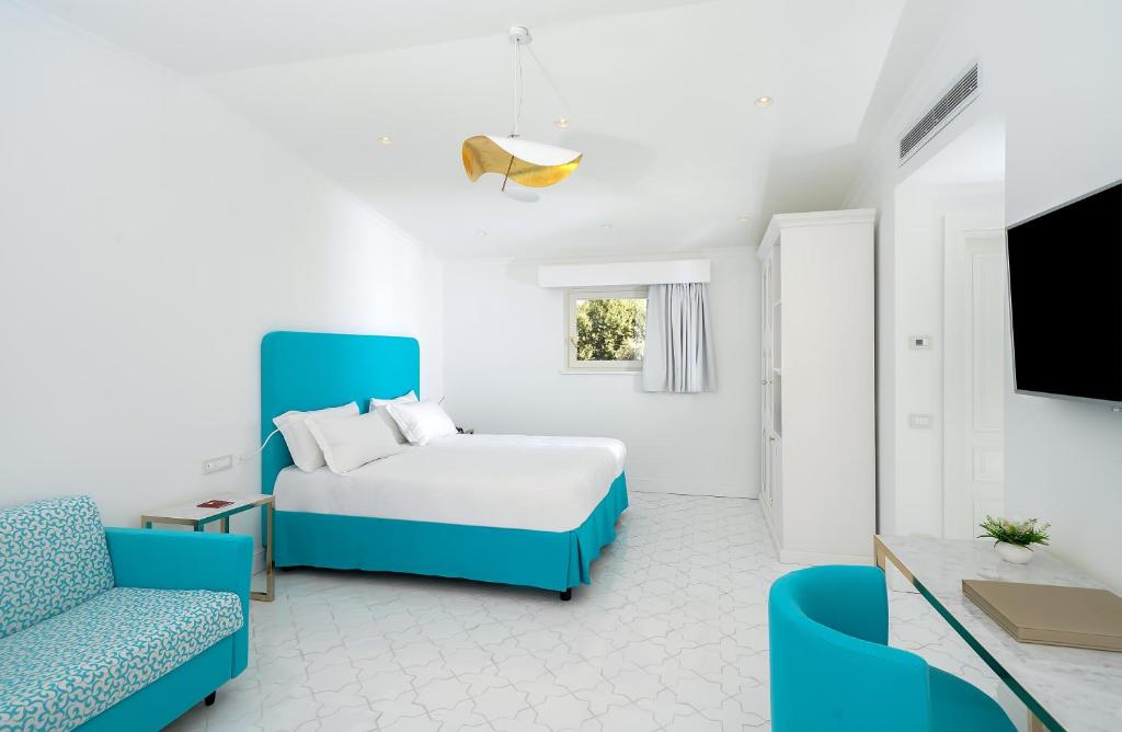 A television and/or entertainment centre at Hotel Lorelei Londres