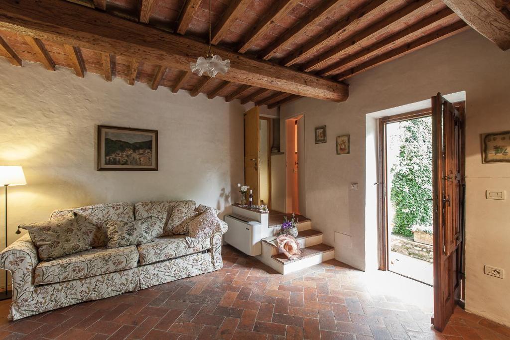a living room with a couch and an open door at Villa Il Paradisino in Sesto Fiorentino