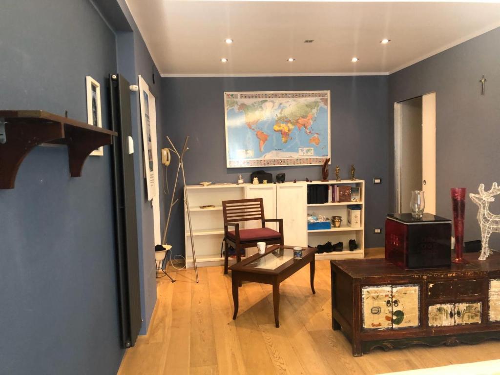 ein Wohnzimmer mit Möbeln und einem Wandgemälde in der Unterkunft B&B Affaccio sul Vaticano in Rom