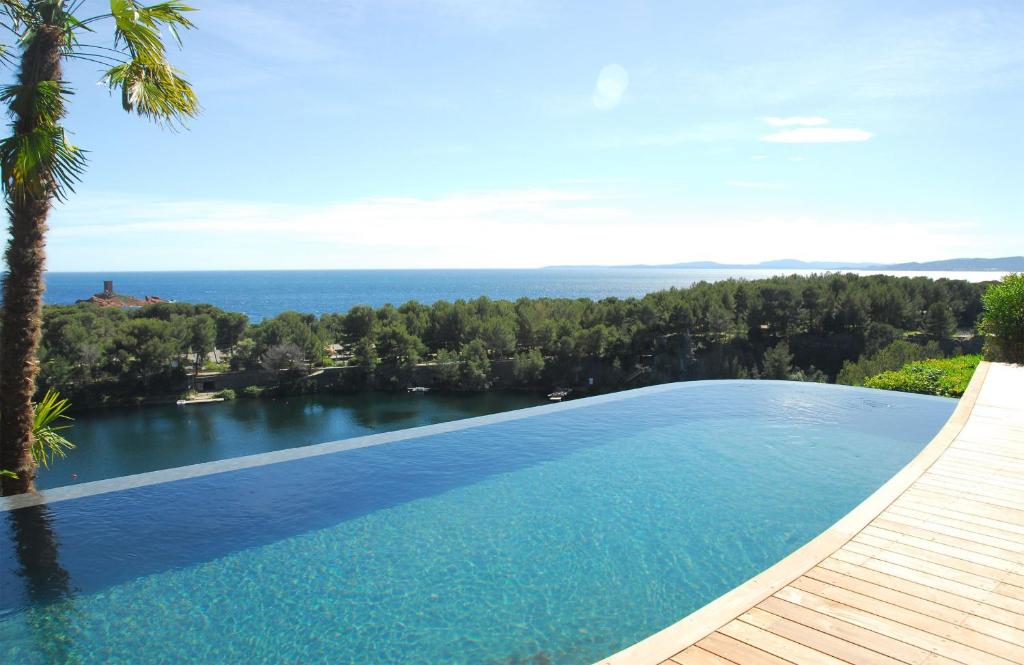 una piscina con vista sull'acqua di Villa ALFONSA a Saint-Raphaël