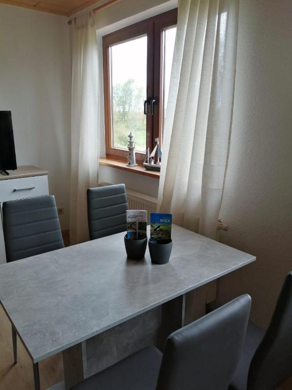 TV a/nebo společenská místnost v ubytování Ferienwohnung Wiek