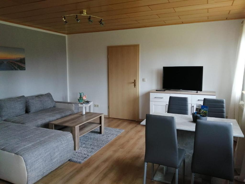 TV a/nebo společenská místnost v ubytování Ferienwohnung Wiek