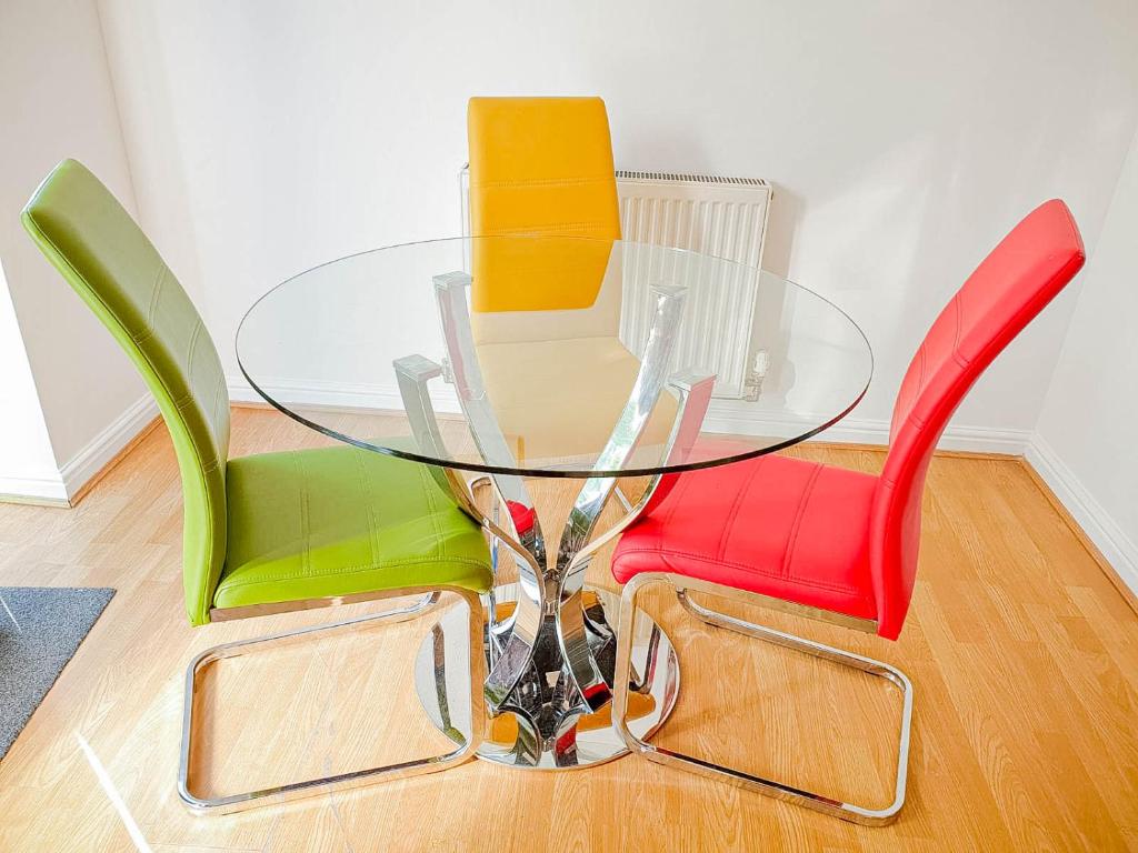 Airport Lounge - 3 Bed - 6 Persons - Three-Bedroom Apartment