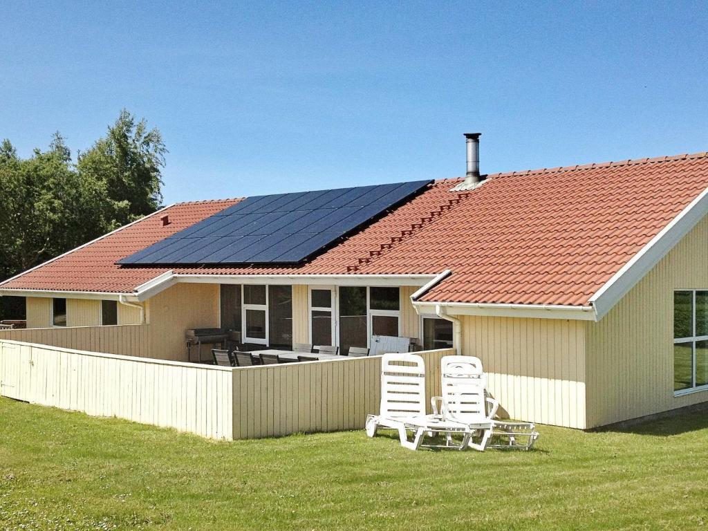 ノーポにある12 person holiday home in Nordborgの屋根に太陽光パネルを敷いた家