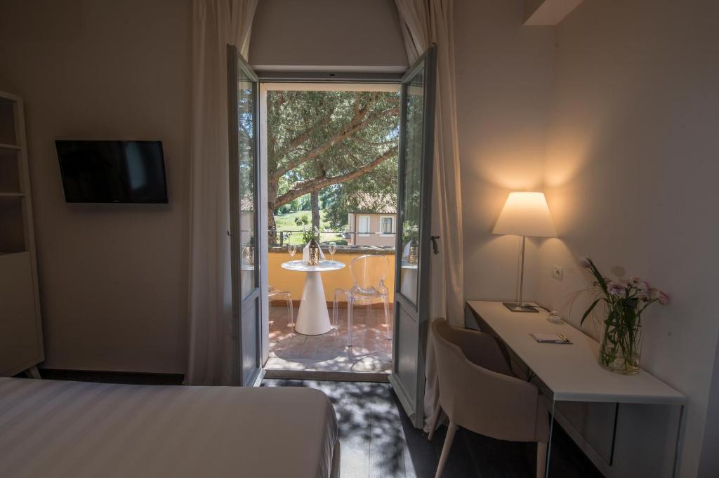 TV a/nebo společenská místnost v ubytování Isola Polvese Resort