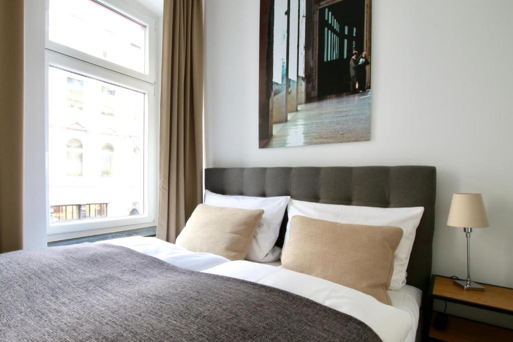 ein Schlafzimmer mit einem großen Bett und einem Fenster in der Unterkunft Arthouse Apartments am Eigelstein in Köln