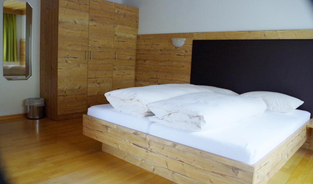 Postel nebo postele na pokoji v ubytování Hotel Edi
