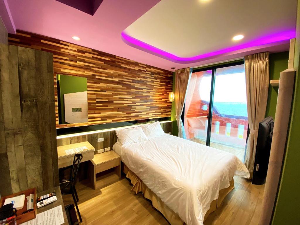Postel nebo postele na pokoji v ubytování 奧斯卡海景民宿Oscar Boutique Seaview Homestay