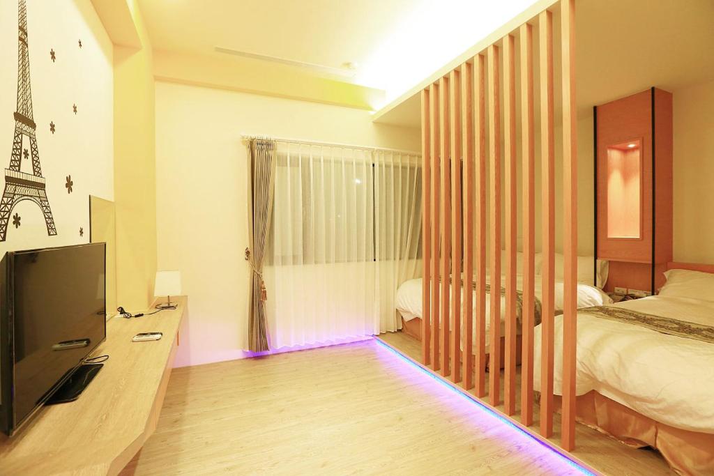 TV a/nebo společenská místnost v ubytování 愛丁堡集團市區精品及國王雙館民宿Edinburgh Boutique Hotel