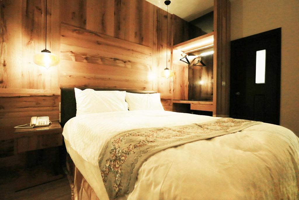 Postel nebo postele na pokoji v ubytování 愛丁堡集團市區精品及國王雙館民宿Edinburgh Boutique Hotel