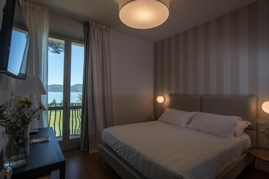 Postel nebo postele na pokoji v ubytování Isola Polvese Resort