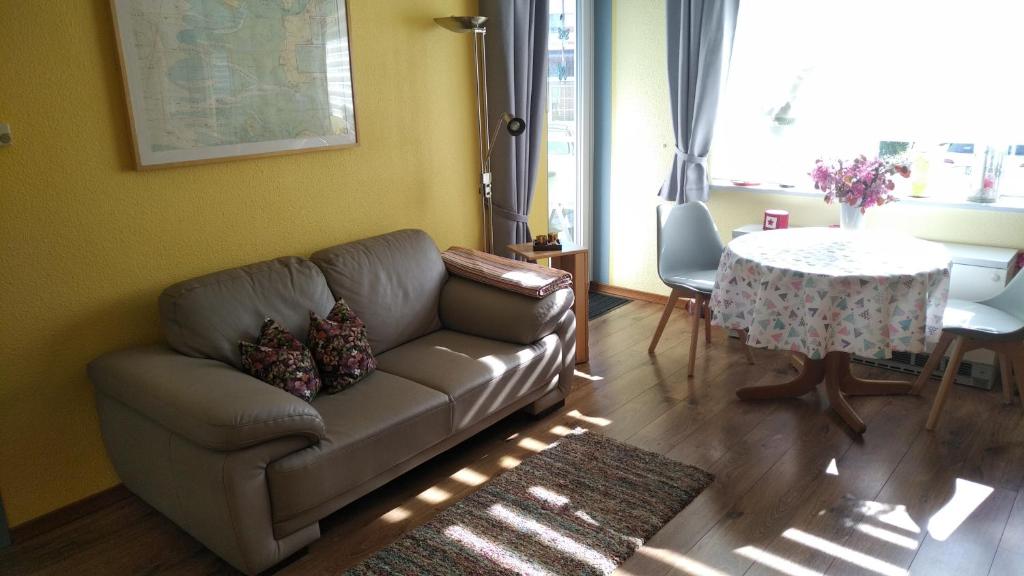 a living room with a couch and a table at Haus Tertius - Strand- und hafennahe ruhige Ferienwohnung in Büsum