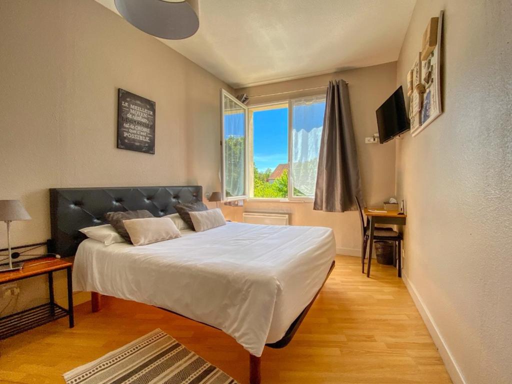 Postel nebo postele na pokoji v ubytování Hôtel Le P'tit Monde