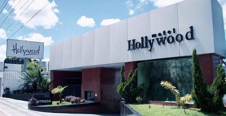 un edificio con un letrero de Hollywood en el costado. en Motel Hollywood en Salvador