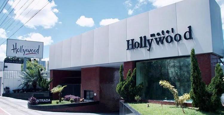 a building with a hollywood sign on the side of it at Motel Hollywood in Salvador