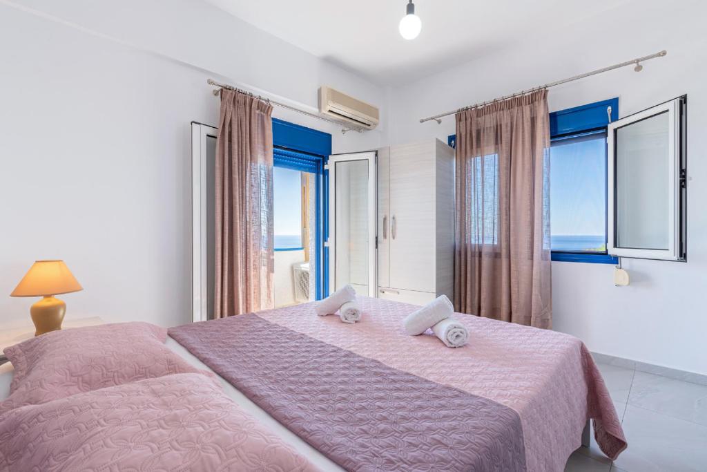 A bed or beds in a room at Creta Sky
