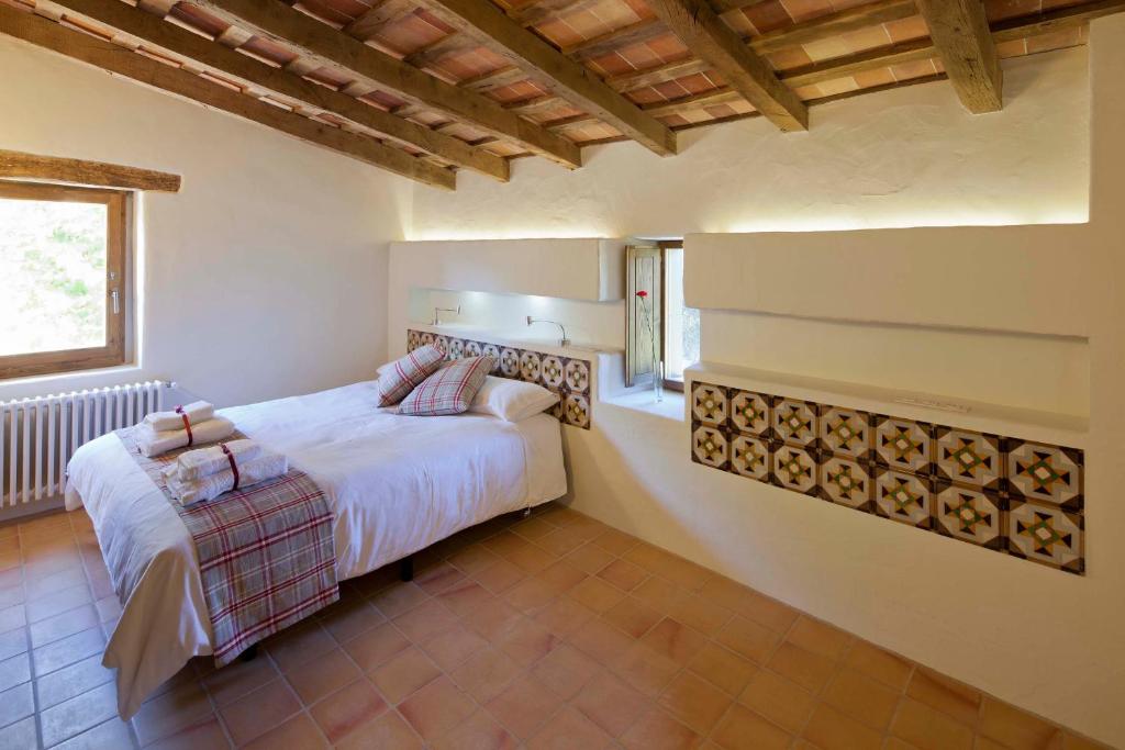 Postel nebo postele na pokoji v ubytování B&B La Rectoria de Sant Miquel de Pineda
