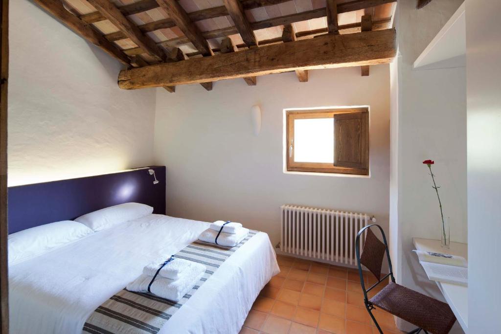 Postel nebo postele na pokoji v ubytování B&B La Rectoria de Sant Miquel de Pineda