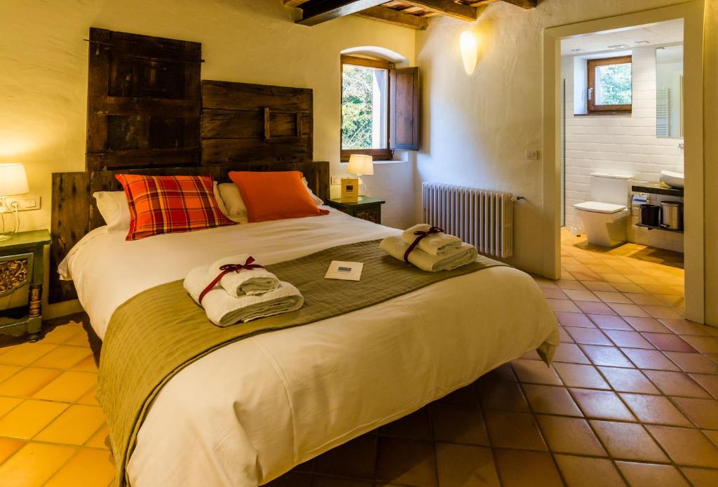 Postel nebo postele na pokoji v ubytování B&B La Rectoria de Sant Miquel de Pineda