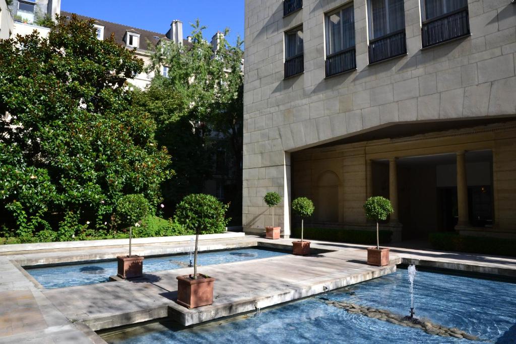 Bazén v ubytování Assia & Nathalie - Luxury B&B MARAIS nebo v jeho okolí