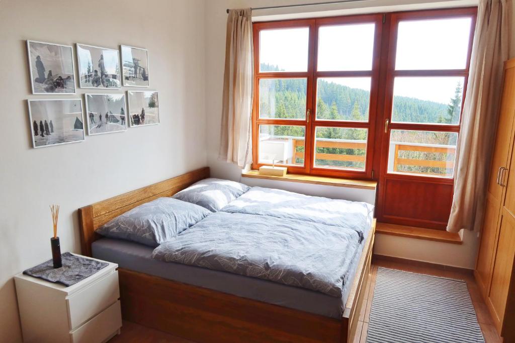 Postel nebo postele na pokoji v ubytování Cihlářka - horský apartmán 103