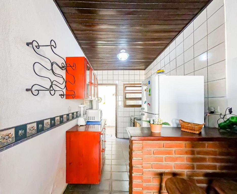  Casa em condomínio fechado no Jardim Britânia em Caraguatatuba